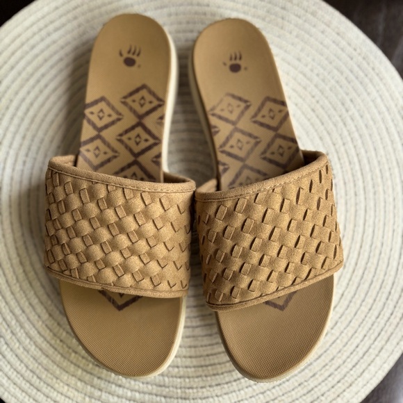 BearPaw Tan Woven Slide Sandals NWT - Picture 2 of 11